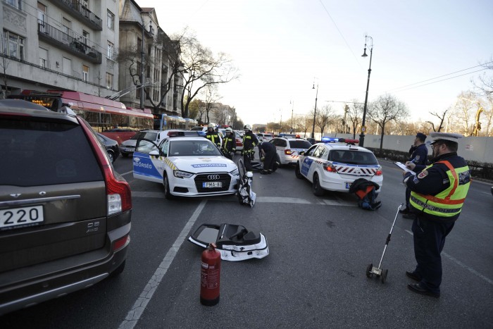 Fotókon a rommá tört budapesti rendőrautó 1