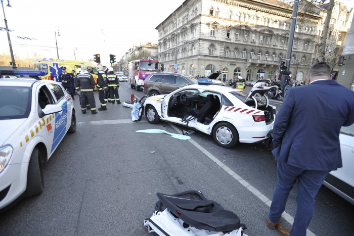 Fotókon a rommá tört budapesti rendőrautó 4