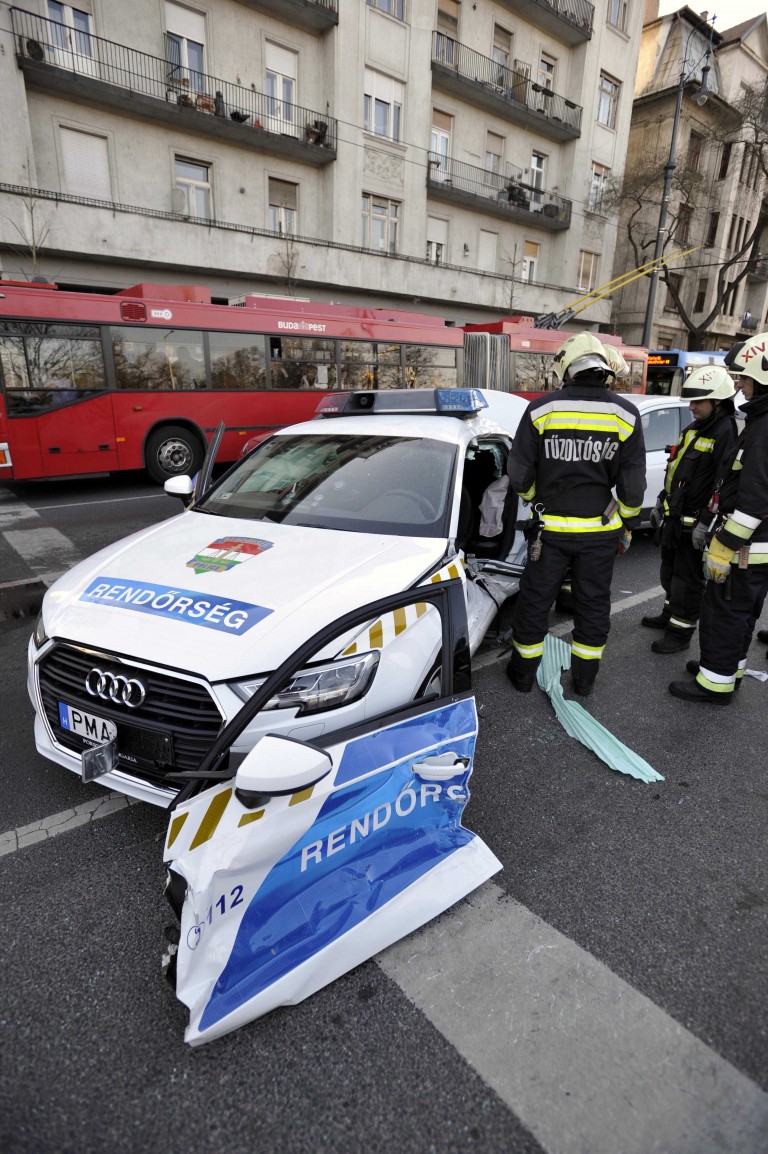 Fotókon a rommá tört budapesti rendőrautó 5