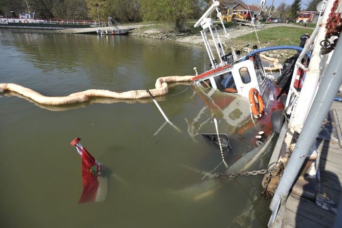 Fotókon a Dunán elsüllyed hajó 3 | Vezess Fotókon a Dunán elsüllyed hajó 3