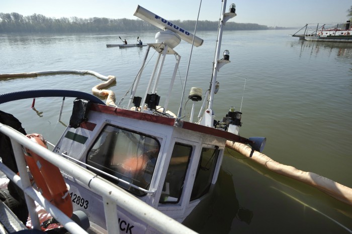 Fotókon a Dunán elsüllyed hajó 2