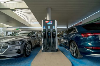 Átadták az első hazai ultragyors e-autó-töltőt