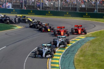 F1: Puff, nagy pofon a Ferrarinak!