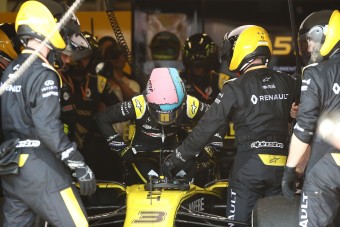 F1: Ricciardo beszólt a riporternek a kiesés után