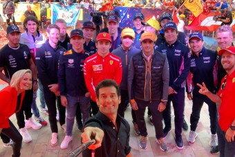 F1: Räikkönen elbújt a közös szelfi elől