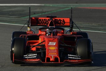 Gyorsabb Ferrarival küzdhet Hamilton - szezonindító interjú Wéber Gáborral