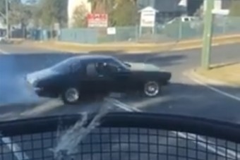 Megpróbált lazán fánkozni a kereszteződés közepén, erre megzavarta egy rendőr