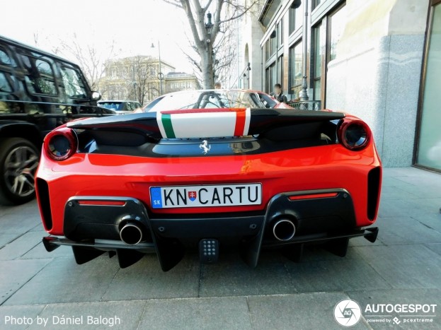 Videón, ahogy a budapesti milliárdos röfögteti új Ferrariját a belvárosban 2