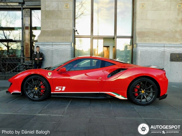 Videón, ahogy a budapesti milliárdos röfögteti új Ferrariját a belvárosban 3