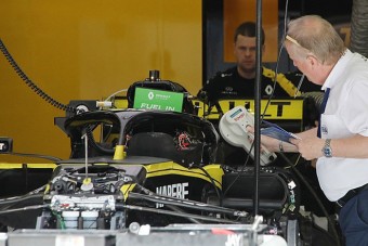 F1: Ricciardo új kasztnit kapott Bahreinre