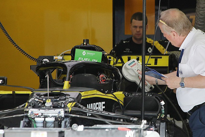 F1: Ricciardo új kasztnit kapott Bahreinre