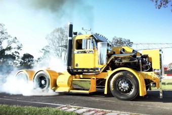 Pokoli mennyiségű erő küldi a másvilágra a gumikat a sárga kamion alatt