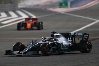 F1: A Ferrari miatt szenved a Mercedes?