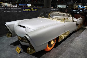 Ötezer aranyozott kocka és 65 éves parkolóradar egy igen fura autón