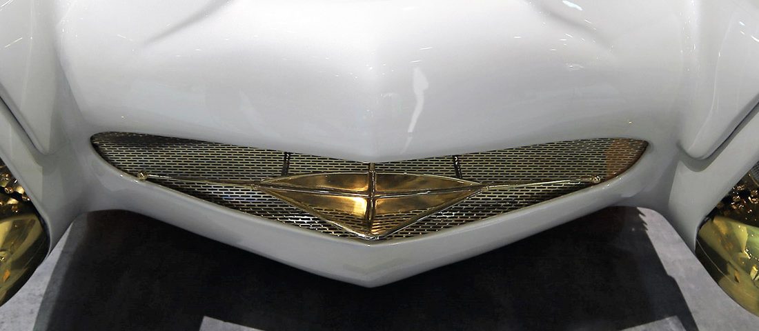 Ötezer aranyozott kocka és 65 éves parkolóradar egy igen fura autón