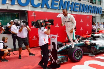 F1: A Mercedes és a Ferrari is beadhatja a derekát