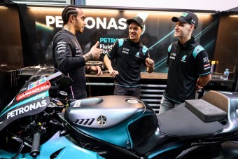 F1: MotoGP-tesztre készül Hamilton