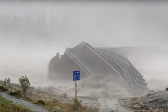 Újabb bizonyíték, hogy a víz az úr - Úgy tépi szét az acélból készült hidat, mint egy papírmasét