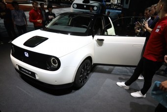 Hivatalos elektromos városi autó és nemhivatalos pickup-tanulmány a Hondától