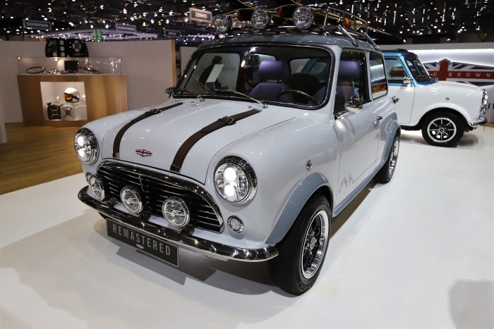 Vadonatúj régi Mini- és Aston-fantázia Angliából