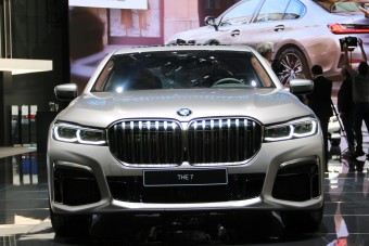 Ez a BMW vákuumot csinál a belső sávban