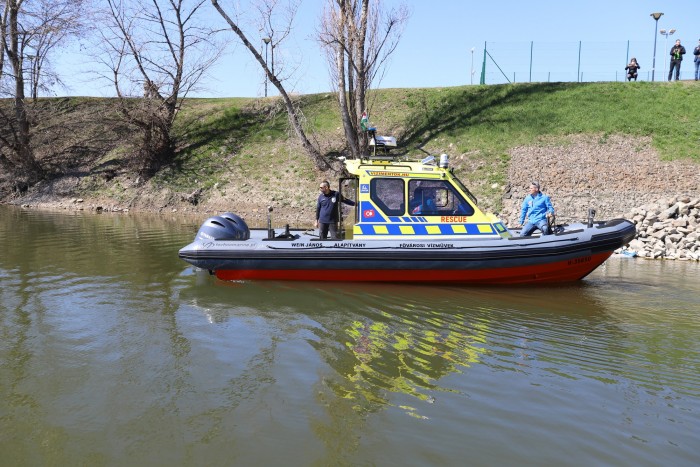 Ritkán látható mentőt adtak át itthon 3