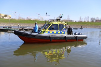 Ritkán látható mentőt adtak át itthon