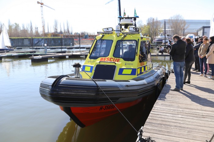 Ritkán látható mentőt adtak át itthon 1