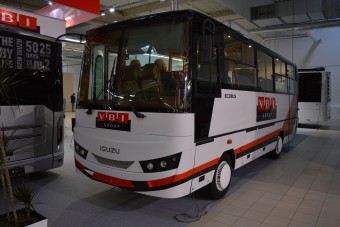 Bájos szőke szolgálja fel a kávét ezen az Isuzun