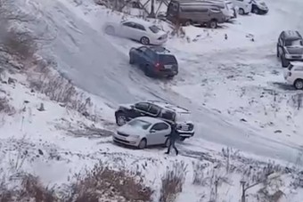 Az élet óriási küzdelem, főleg akkor, ha egy jeges emelkedő tetején van a garázsod