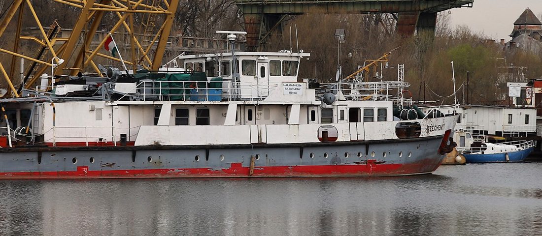 2000 lóerős, óránként 100 litert fogyaszt és magyar, mi az?
