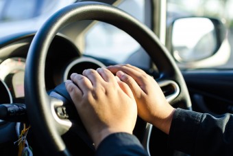 Amikor a magyar autós oktatja a saját kormányát