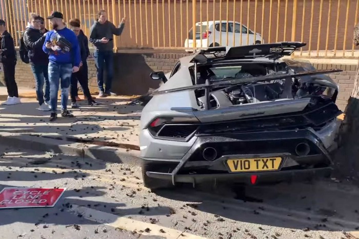 Csúnyán fának csapták ezt a Lamborghinit