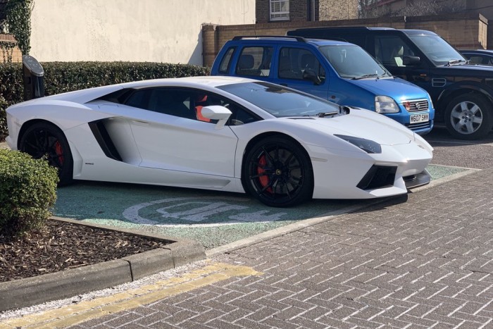 Ritka tahó parkolást mutatott be ez a Lamborghini