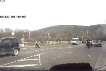 Kemény csattanás után kirepültek az autóból, de túlélték