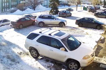 Nézni is fáj amit ez a sofőr parkolás címén művel