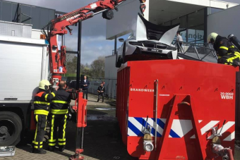 Hatalmas kádba merítve oltották el a füstölgő BMW-hibridet