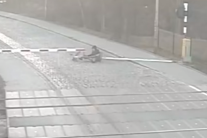 A lábon kihordott merev részegség új szintjét videózták a lengyeleknél