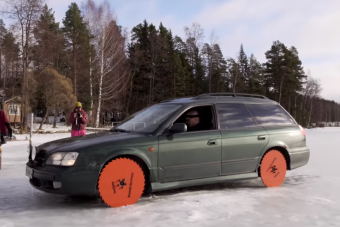 Ez történik, ha kerék helyett körfűrészt szerelnek egy Subarura
