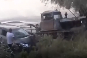 Részeg traktorosra bízták a vízbe csúszott autó mentését