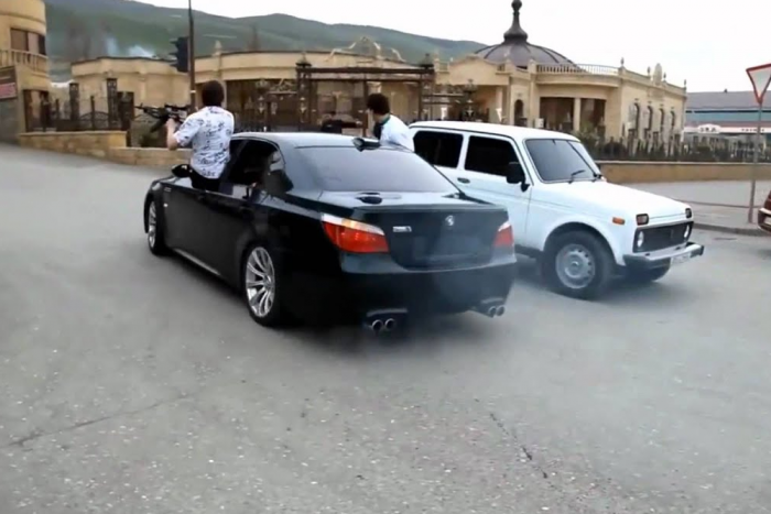 Egy jó kaukázusi esküvőn Kalasnyikovval állítják meg a forgalmat