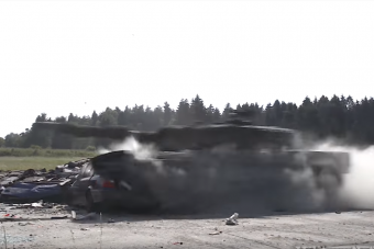 Amikor egy tank teljes gázzal tapos el egy autót, az elég látványos