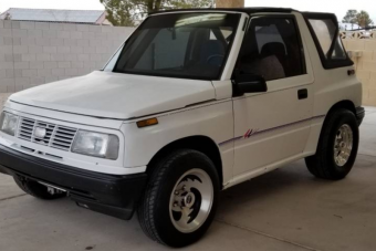 Hatalmas meglepetés lapul ennek az apró Suzukinak az orrában