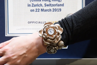 Így néz ki a 15 ezer gyémánttal díszített, rekorder karóra