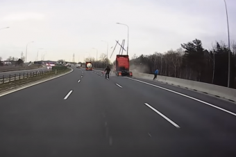 Kegyetlen baleset a leállósávban, kamion tiporta el a kisteherautót