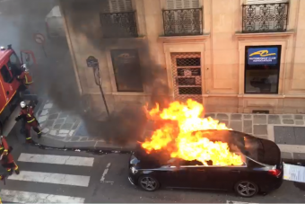 Vajon így kell profin eloltani egy égő autót?