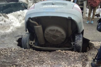 Beszakadt aszfalt nyelt el egy Ladát az oroszoknál