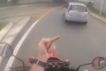 Vérfagyasztó videó - a dühös autós meg akarta ölni a neki mutogató motorost