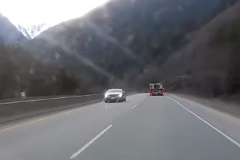 Lopott autóval menekült, forgalommal szemben