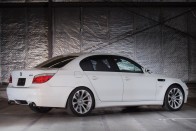 Gyűjtők között cserél gazdát a ritka BMW M5-ös 12